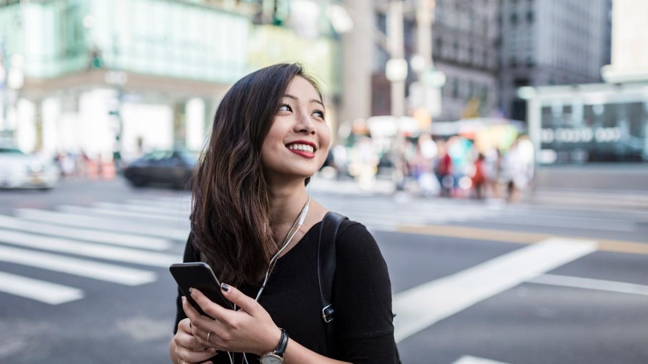 Fashionable young asian woman commuting in the streets of Manhattan (travel, 旅程, 上下班,旅游, 走,城市98858威尼斯70570)